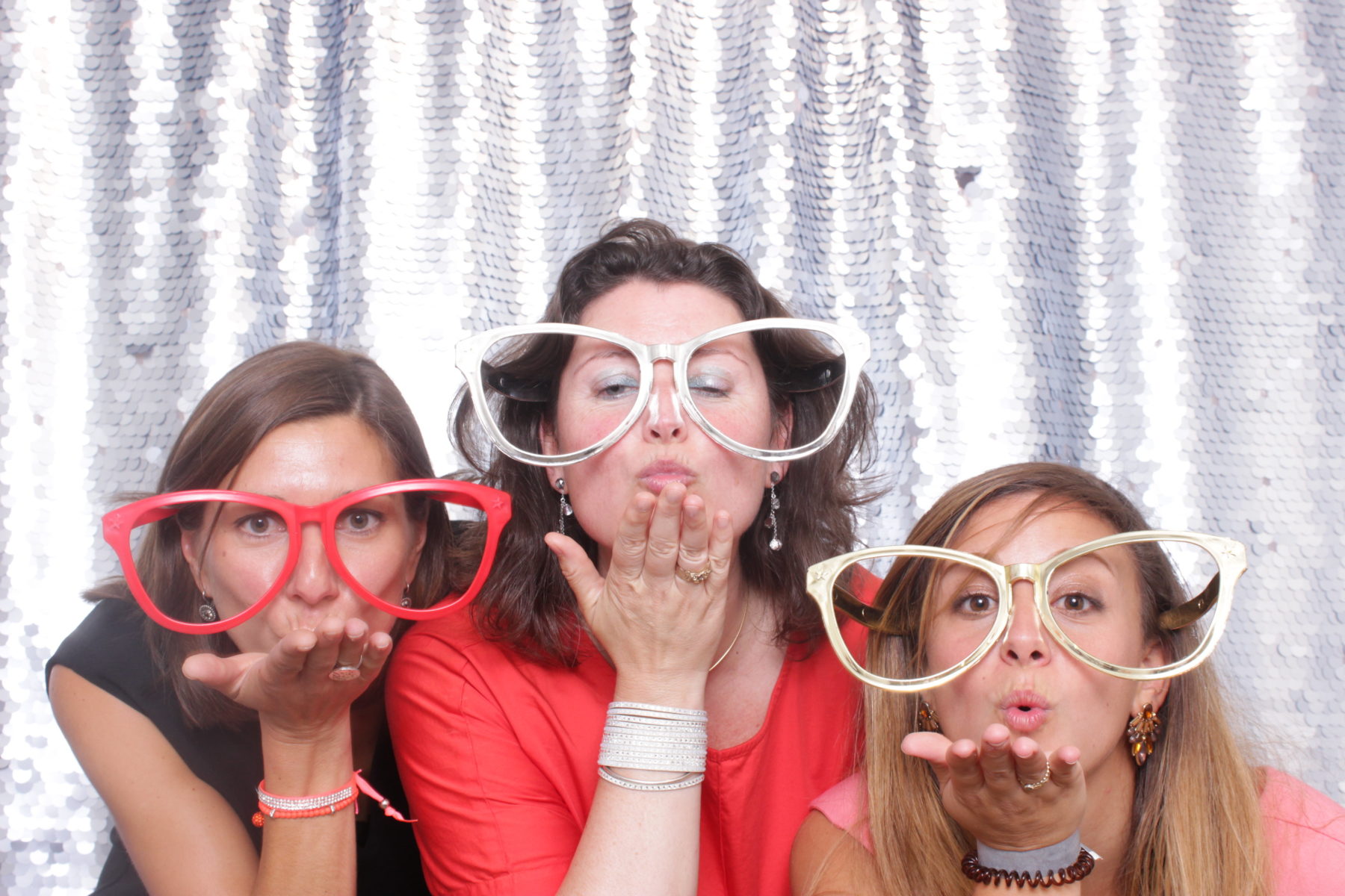 The 3 Most Iconic Photo Booth Poses – CuratorLive